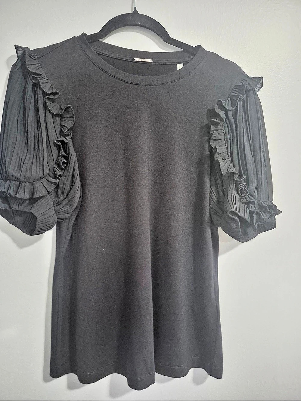 Elie Tahari bohemian Ruffle Sleeve Top in Black t-shirt blouse Size Small NWT